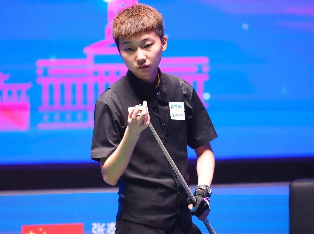 他的肩部力 他的肩部力